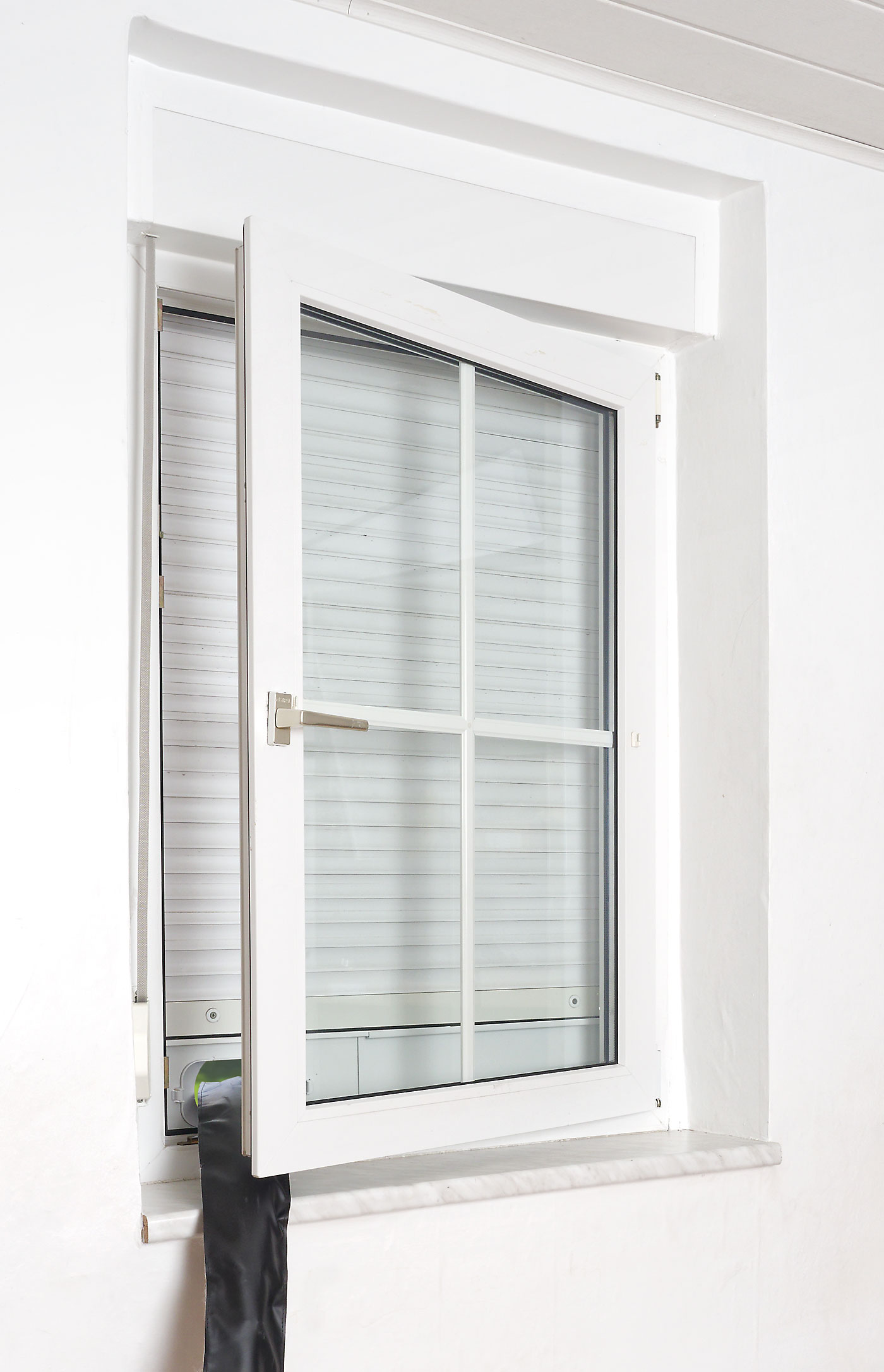 Conducción a través de ventana mediante un panel para ventanas de persiana